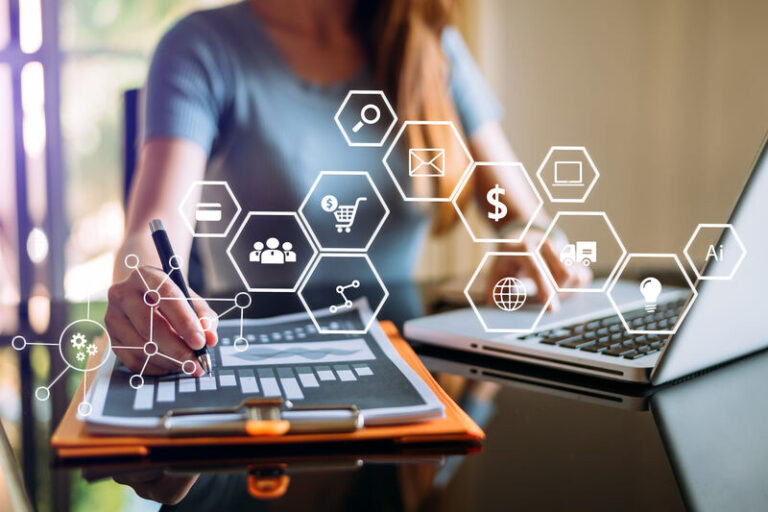 Person am Laptop mit Grafik im Vordergrund